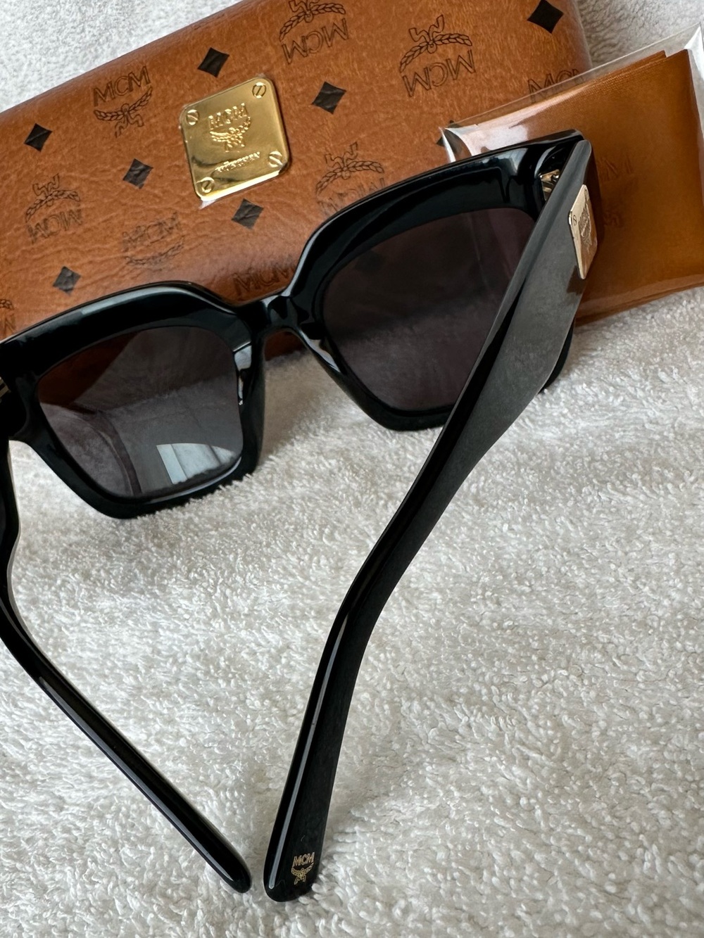 Full Inclusion MCM Black Sunglasses - Authenticated by Poizon - Picture 10 of 12